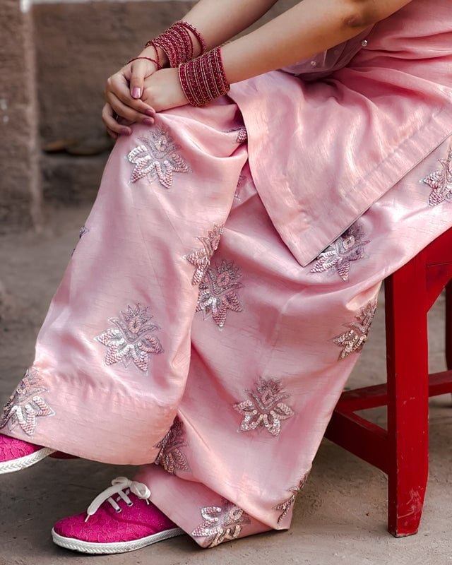 GULABO - image 2